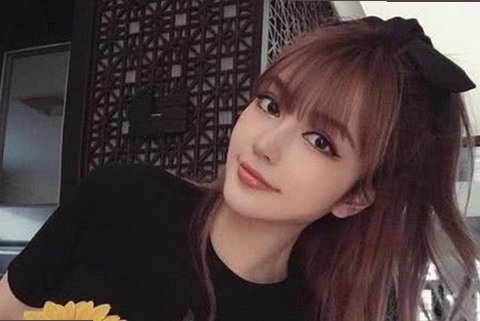 娱乐圈吃瓜撒娇现象背后：明星压力与粉丝互动的新解读