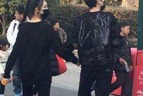 关晓彤从清纯少女到娱乐圈多面手，感情与事业双线变奏🎭